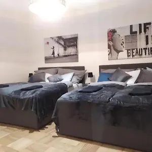 king-bed-home-with-netflix-perfect-for-groups-of-8.vienna-besthotels.com/